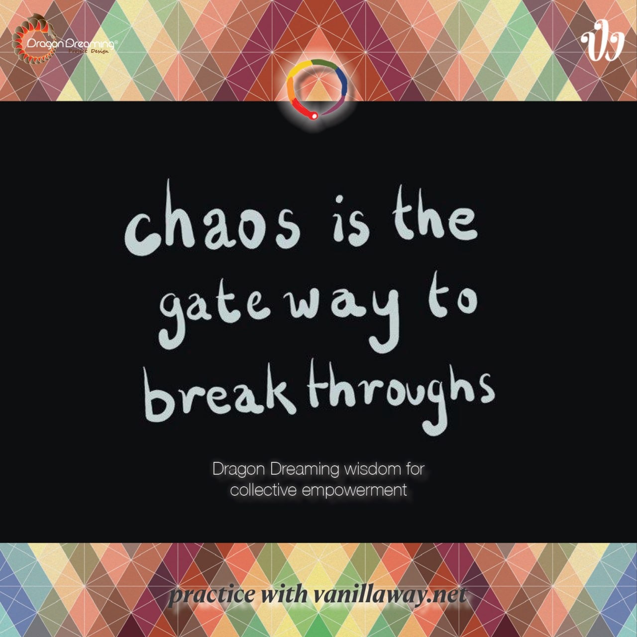 schwarzes Viereck auf buntem Hintergrund, Textinsert "Chaos is the gateway to breakthroughs - Dragon Dreaming wisdom for collective empowerment". Außerdem das VanillaWay-Logo